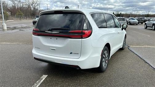 2025 Chrysler Pacifica Hybrid Select