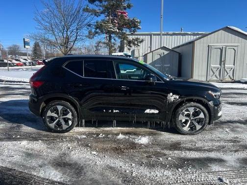 2025 Volvo XC40 B5 Plus Bright Theme