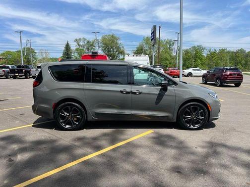 Ceramic Gray Clearcoat 2023 Chrysler Pacifica Touring-L
