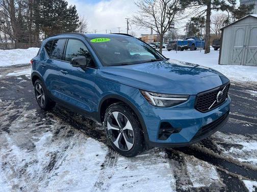 2025 Volvo XC40 B5 Plus Dark Theme