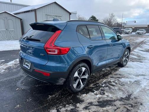 2025 Volvo XC40 B5 Plus Dark Theme