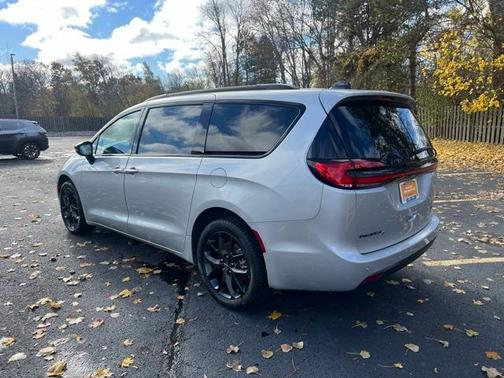 2024 Chrysler Pacifica Touring-L