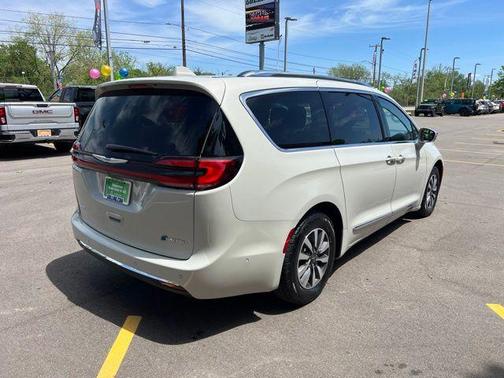 Luxury White Pearlcoat 2021 Chrysler Pacifica Hybrid Limited