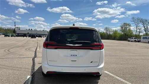 2025 Chrysler Pacifica Hybrid Select