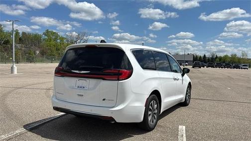 2025 Chrysler Pacifica Hybrid Select