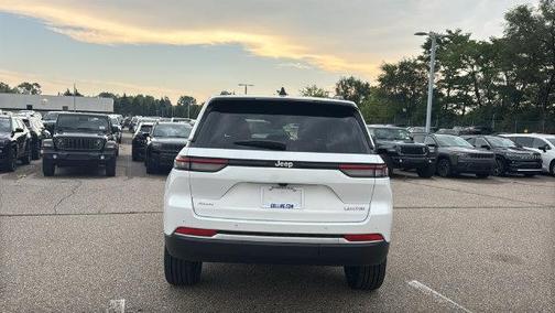 Bright White Clearcoat 2027 Jeep Grand Cherokee Limited
