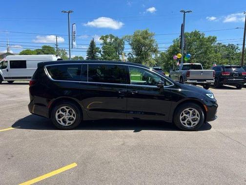 Diamond Black 2024 Chrysler Pacifica Limited