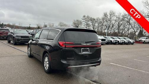 Diamond Black 2026 Chrysler Pacifica Select
