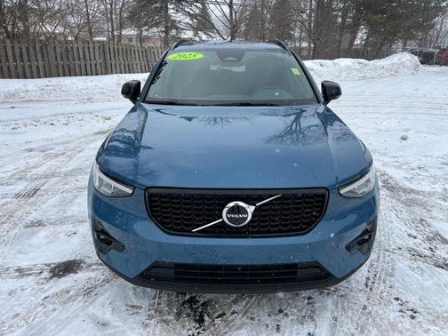 2025 Volvo XC40 B5 Plus Dark Theme