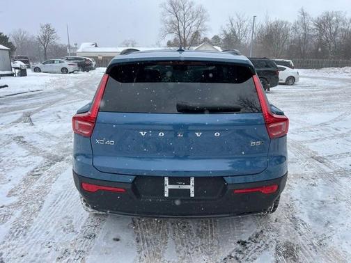 2025 Volvo XC40 B5 Plus Dark Theme