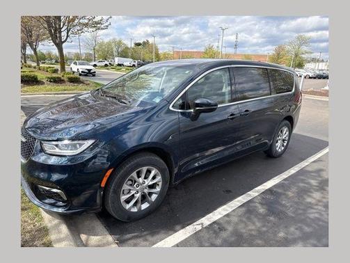 Fathom Blue Pearlcoat 2023 Chrysler Pacifica Touring-L