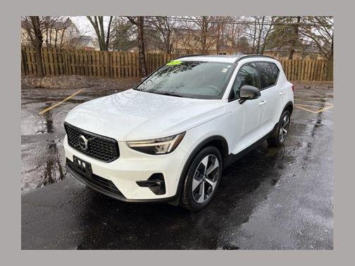 2025 Volvo XC40 B5 Plus Dark Theme