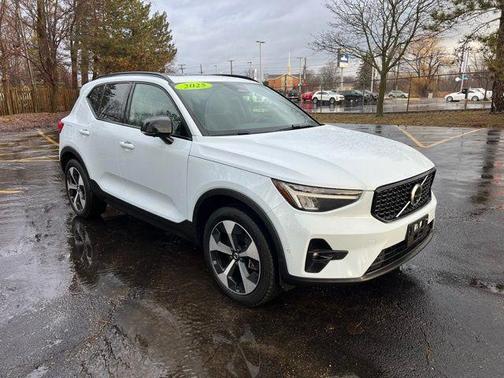 2025 Volvo XC40 B5 Plus Dark Theme