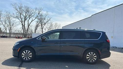 2025 Chrysler Pacifica Hybrid Select