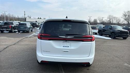 2026 Chrysler Pacifica Select