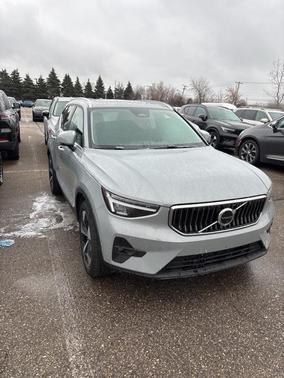 2025 Volvo XC40 B5 Plus Bright Theme