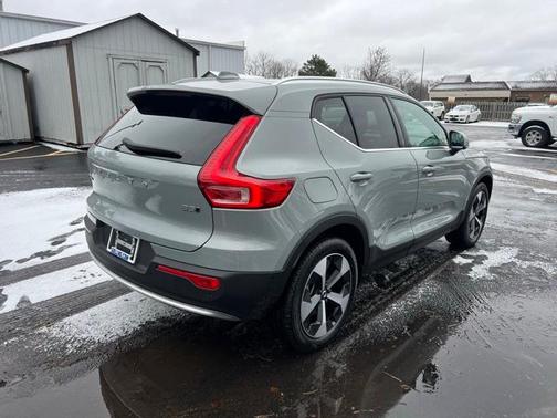 2025 Volvo XC40 B5 Plus Bright Theme