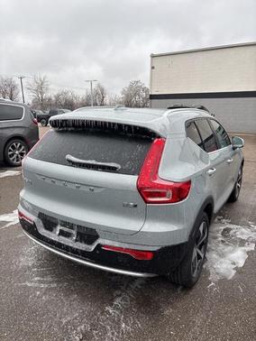 2025 Volvo XC40 B5 Plus Bright Theme