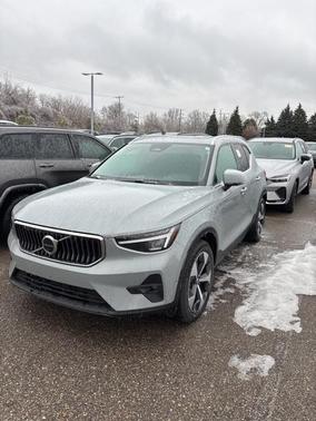 2025 Volvo XC40 B5 Plus Bright Theme