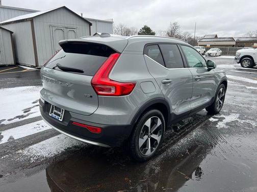 2025 Volvo XC40 B5 Plus Bright Theme