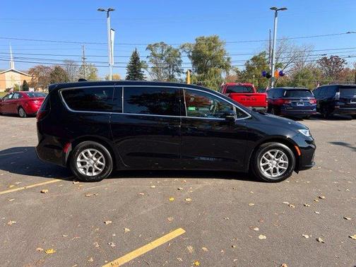 Diamond Black 2026 Chrysler Pacifica Select