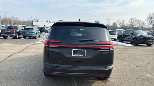 2026 Chrysler Pacifica Select