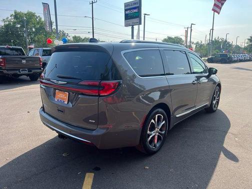Ceramic Gray Clearcoat 2025 Chrysler Pacifica Pinnacle