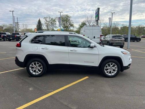 Bright White Clearcoat 2017 Jeep Cherokee Latitude