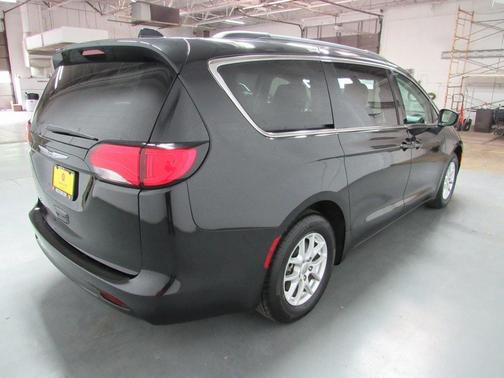 Photo 4 of 43 of 2020 Chrysler Voyager LXI