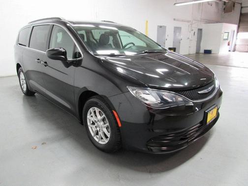 Photo 3 of 43 of 2020 Chrysler Voyager LXI