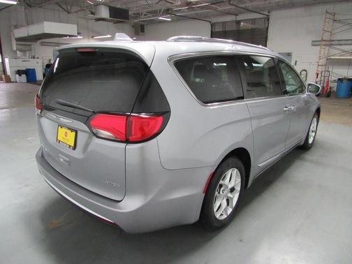 Photo 4 of 38 of 2020 Chrysler Pacifica Limited