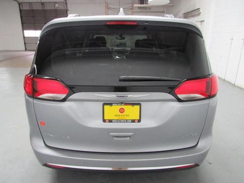 Photo 5 of 38 of 2020 Chrysler Pacifica Limited