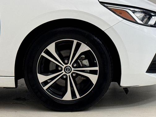 Cloud White 2022 Nissan Sentra SV