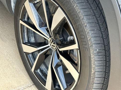 Pure Gray 2025 Volkswagen Atlas 2.0T SEL Premium R-Line