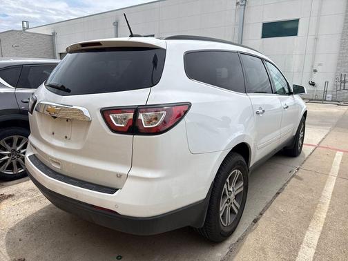 Summit White 2017 Chevrolet Traverse 1LT
