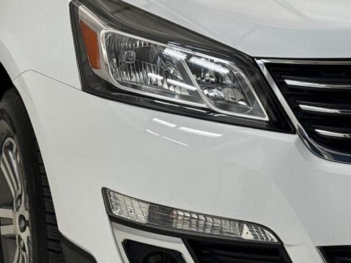 Summit White 2017 Chevrolet Traverse 1LT