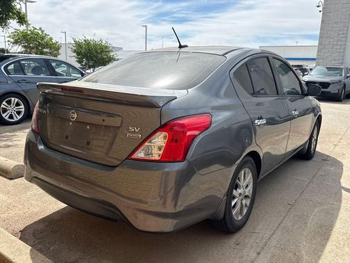 Gun Metallic 2017 Nissan Versa 1.6 SV