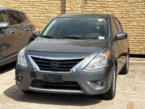 Gun Metallic 2017 Nissan Versa 1.6 SV