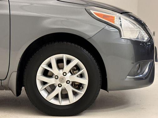 Gun Metallic 2017 Nissan Versa 1.6 SV