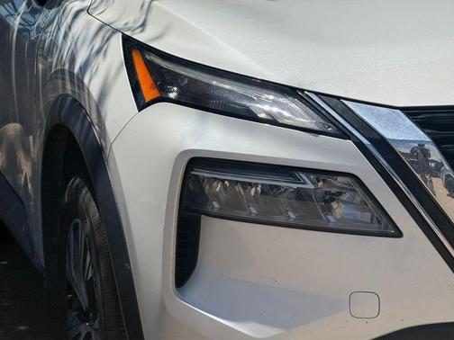 White 2022 Nissan Rogue SV