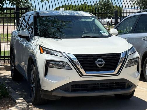 White 2022 Nissan Rogue SV