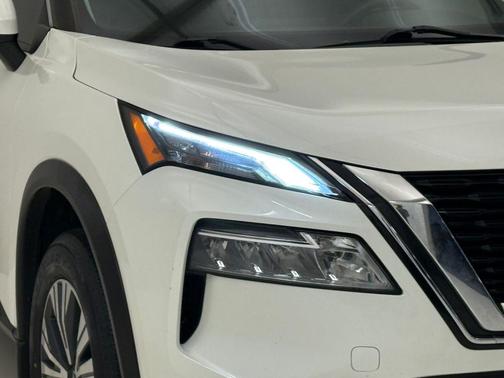 White 2022 Nissan Rogue SV