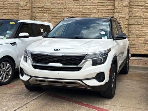 Clear White / Black Roof 2021 Kia Seltos S