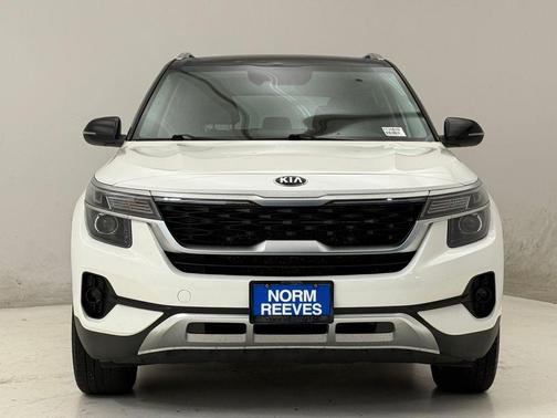 Clear White / Black Roof 2021 Kia Seltos S