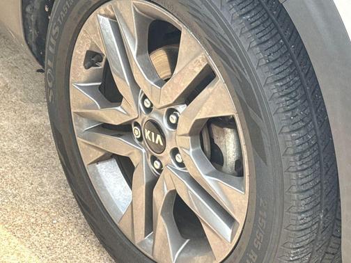 Clear White / Black Roof 2021 Kia Seltos S