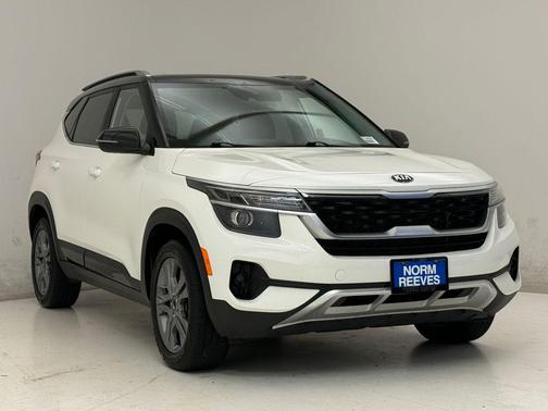 Clear White / Black Roof 2021 Kia Seltos S