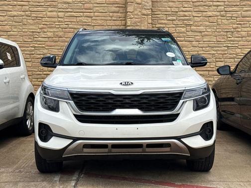 Clear White / Black Roof 2021 Kia Seltos S