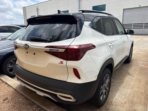 Clear White / Black Roof 2021 Kia Seltos S