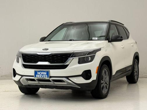 Clear White / Black Roof 2021 Kia Seltos S