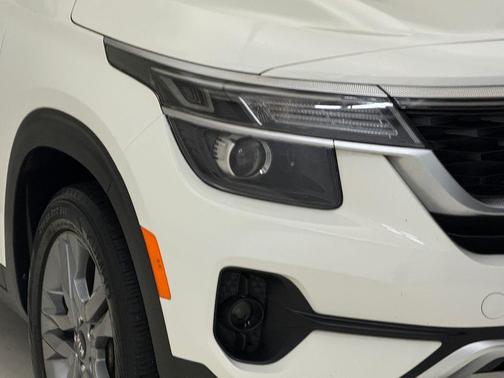 Clear White / Black Roof 2021 Kia Seltos S